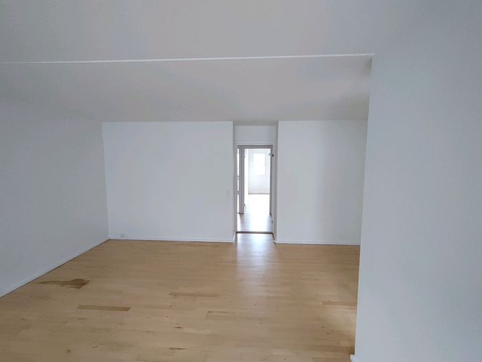 Tomt rum med nymalede hvide vægge og loft